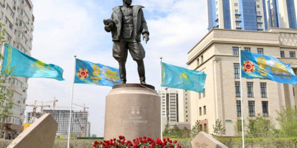 
                    В Нур-Султане установлен памятник легендарному военному летчику
                