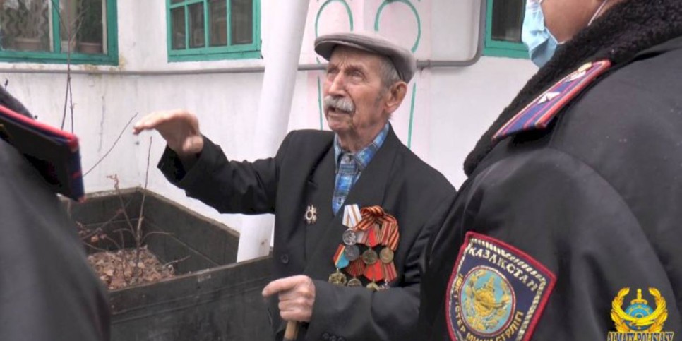 
                    Алматинские полицейские помогли ветерану ВОВ с разгрузкой угля
                