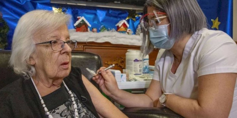 
                    Первой вакцинированной от коронавируса в Канаде стала 89-летняя Жизель Левек
                