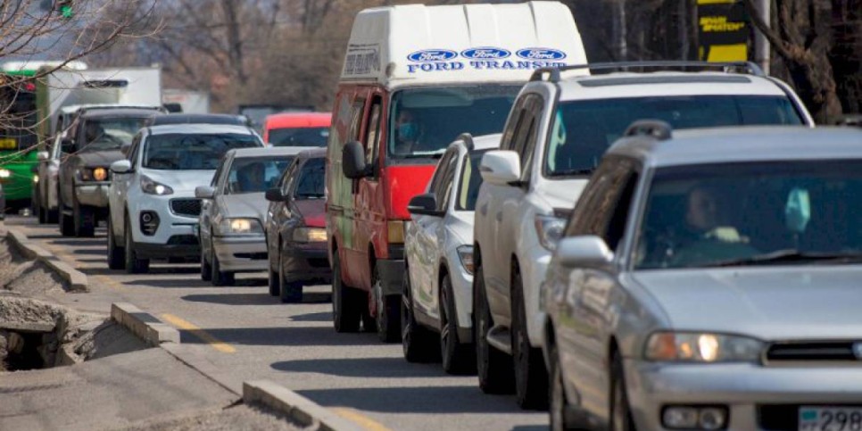 
                    Движение на центральном проспекте Алматы было парализовано
                