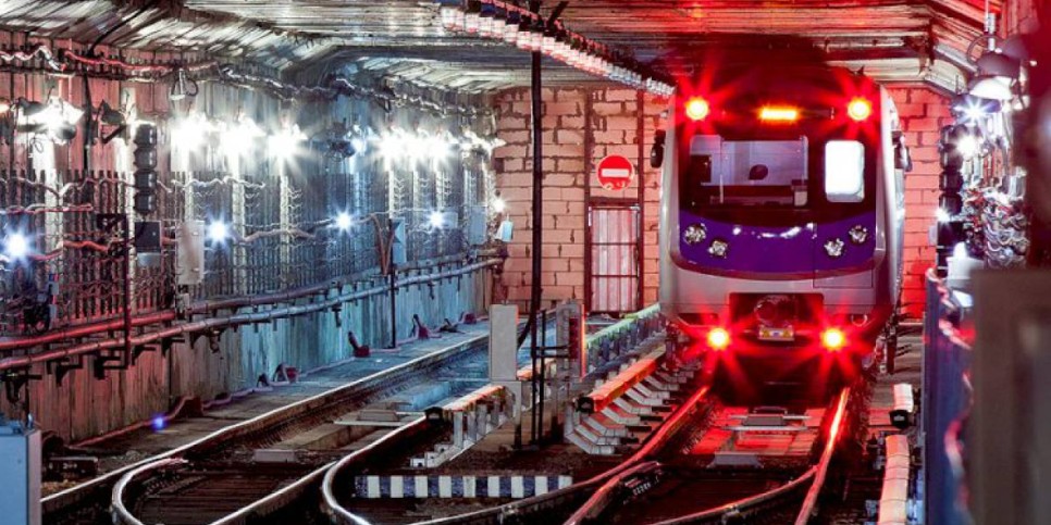 
                    Неизвестный прокатился в алматинском метро, зацепившись за вагон
                