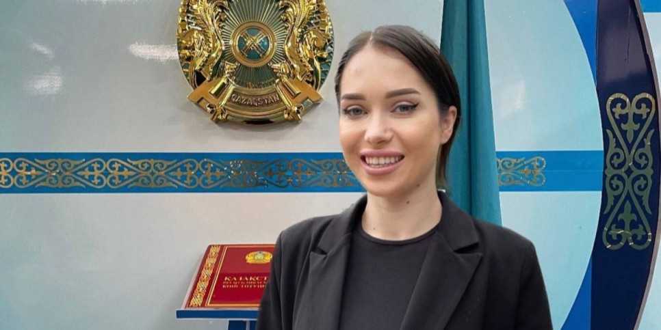 
                    Одна из самых красивых амбассадоров казахского языка проголосовала на референдуме
                