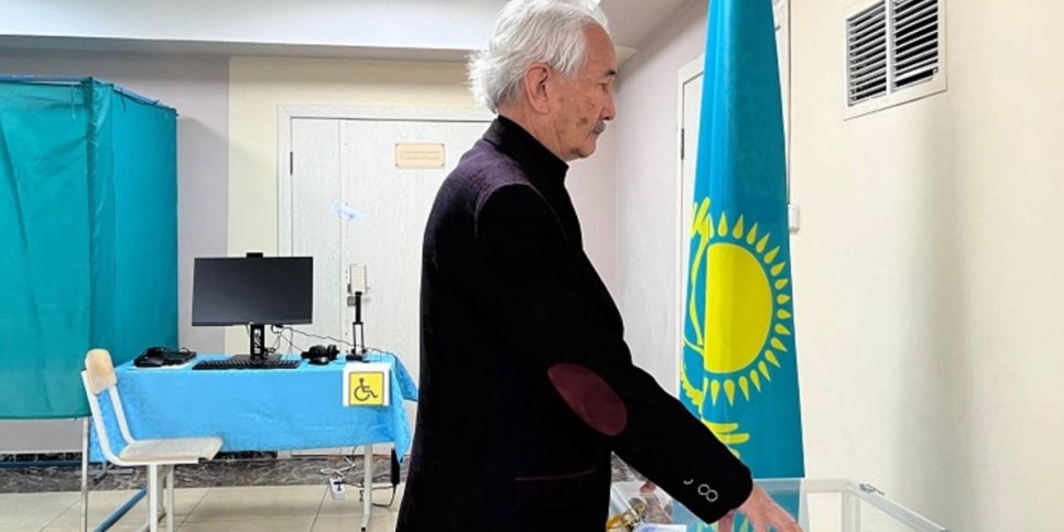 
                    Писатель Смагул Елубаев проголосовал на референдуме в Алматы
                