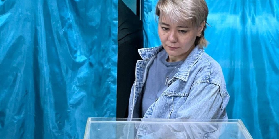 
                    Мастер спорта по паратанцам проголосовала на референдуме в Алматы
                