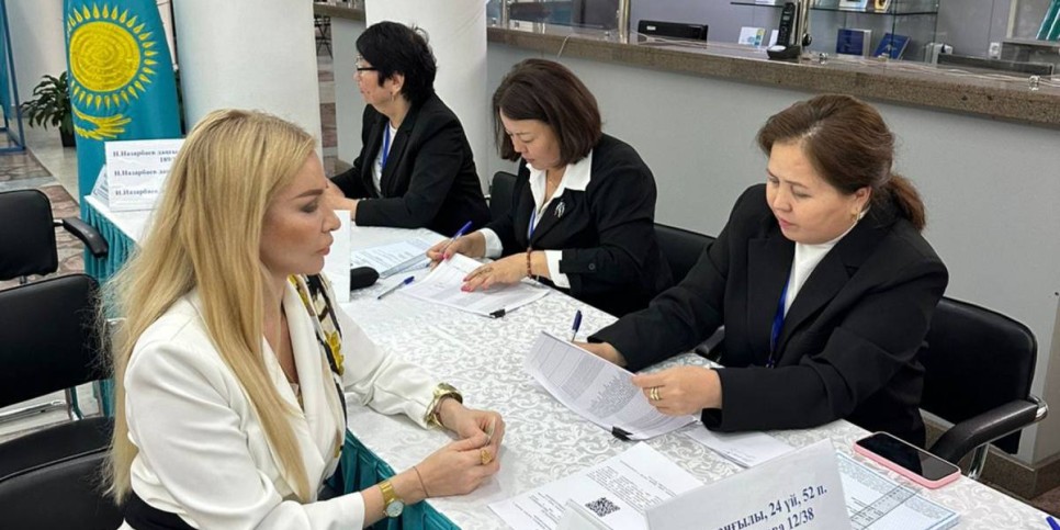 
                    Знаменитая скрипачка Жамиля Серкебаева проголосовала в референдуме в Алматы
                