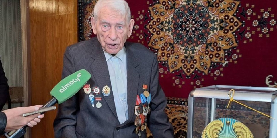 
                    100-летний ветеран ВОВ проголосовал на референдуме в Алматы
                