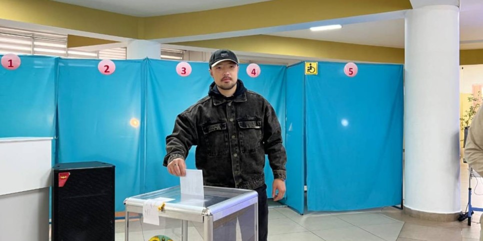 
                    Солисты группы «Алатау серілері» призвали казахстанцев принять участие в референдуме
                