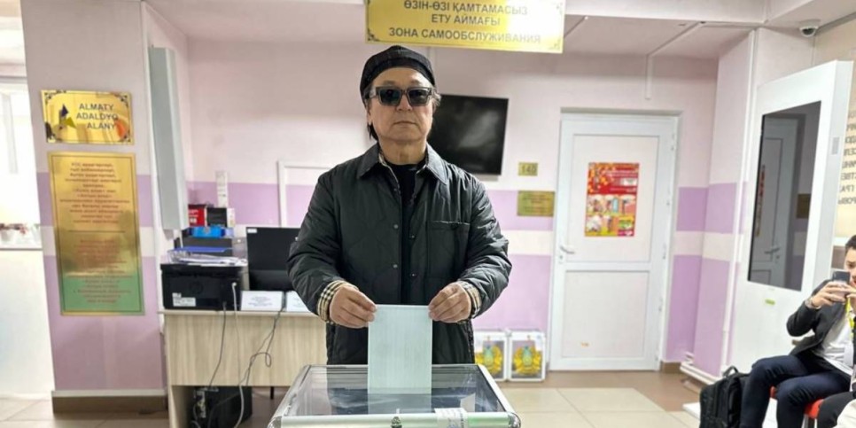 
                    Октем Алтаев принял участие в референдуме в Алматы
                