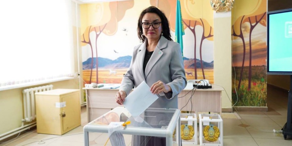 
                    Традиционная певица Алма Аманжолова приняла участие в голосовании
                