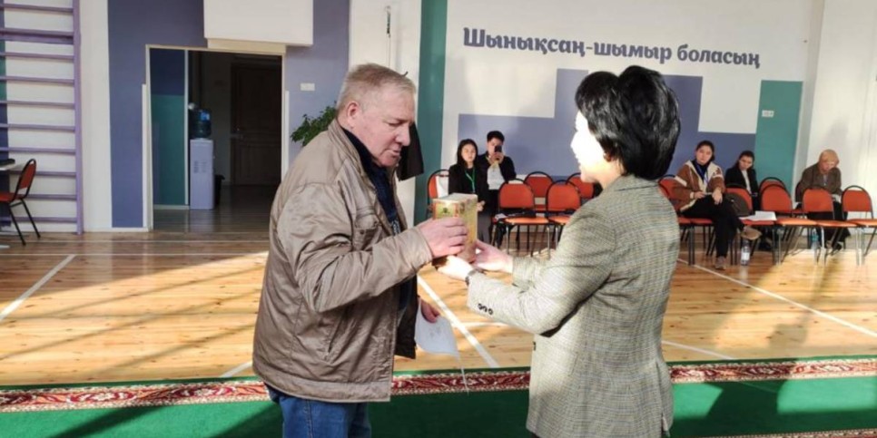 
                    Алматинцы голосуют на референдуме в свой день рождения
                