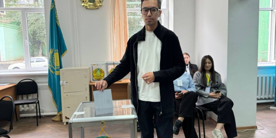 
                    Певец Дидар Каден проголосовал на референдуме
                