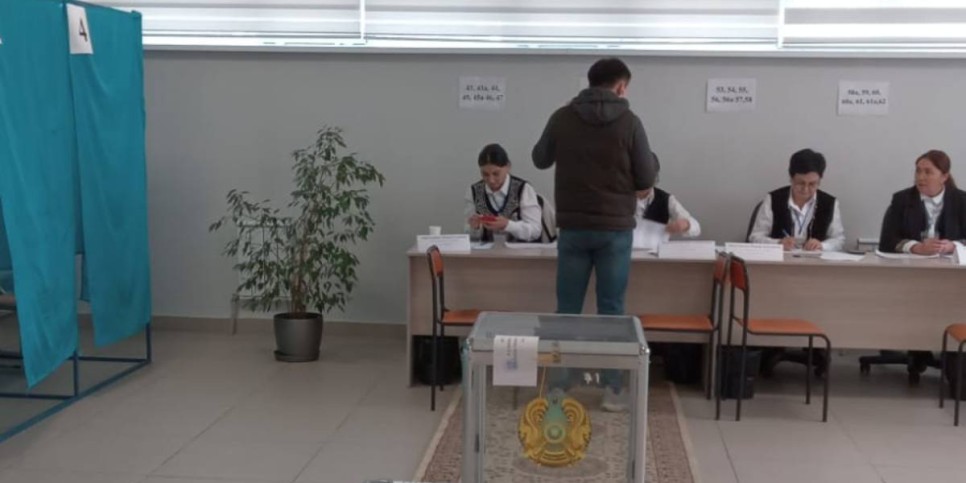 
                    На избирательные участки в Алматы горожане приходят семьями 
                