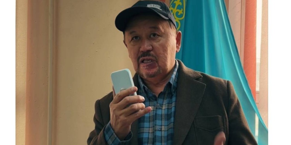 
                    Казахстанский поэт Адилгазы Каирбеков проголосовал на референдуме в Алматы
                
