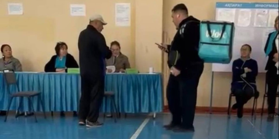 
                    В Алматы на одном из избирательных участков был замечен курьер
                