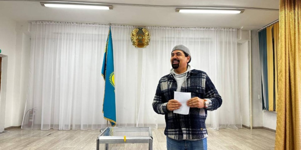 
                    Певец Парвиз Назаров проголосовал на референдуме в Алматы
                