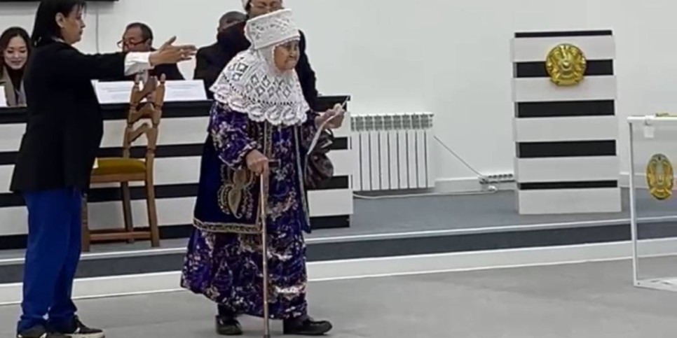 
                    В Алматы в референдуме приняла участие 99-летняя жительница
                
