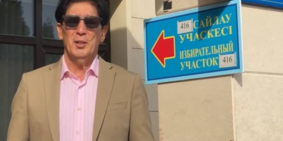 
                    Популярный артист Кудайберген Бекиш проголосовал на референдуме в Алматы
                