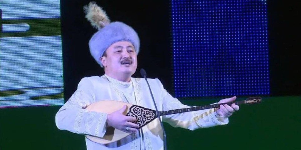 
                    Депутат призывает не встречать зарубежных звезд в национальной одежде и не дарить им домбру
                