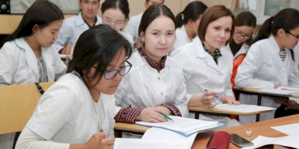 
                    Студентам медвузов будут ежегодно повышать стипендии до 20%
                