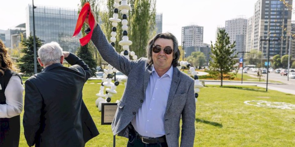 
                    На территории Almaty Theatre установили скульптуру  «Наследие» художника Асхата Ахмедьярова
                