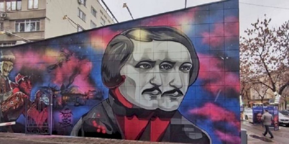 
                    Двуликий Гоголь: мурал с изображением классика литературы перерисовали на здании в Алматы
                