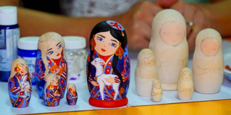 
                    Художница из Алматы расписывает русских матрешек в национальном казахском стиле
                