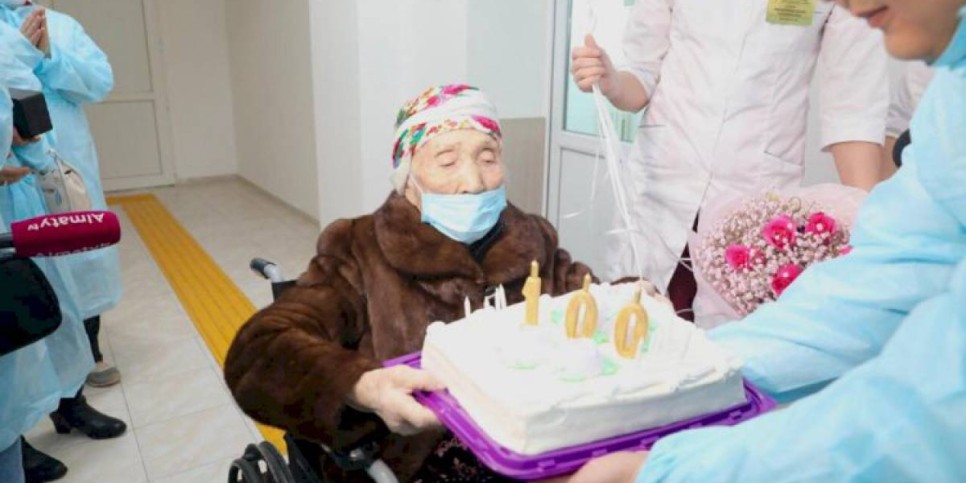 
                    Алматинские врачи вылечили 100-летнюю долгожительницу от коронавируса
                