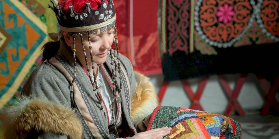 
                    Лоскутки для счастья: алматинка открыла социальную студию шитья по старинной технике
                