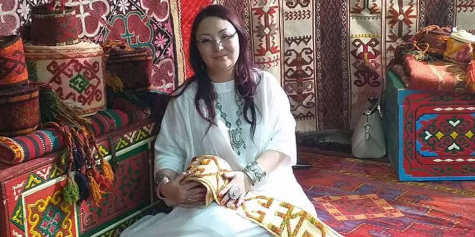 
                    Дана Бектаева умеет читать ковры, словно книги
                