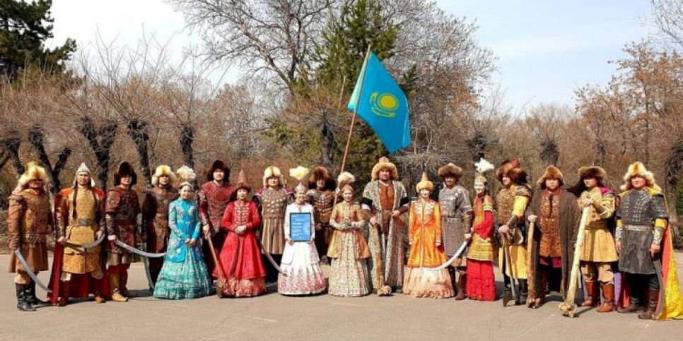 
                    Знай наших
                