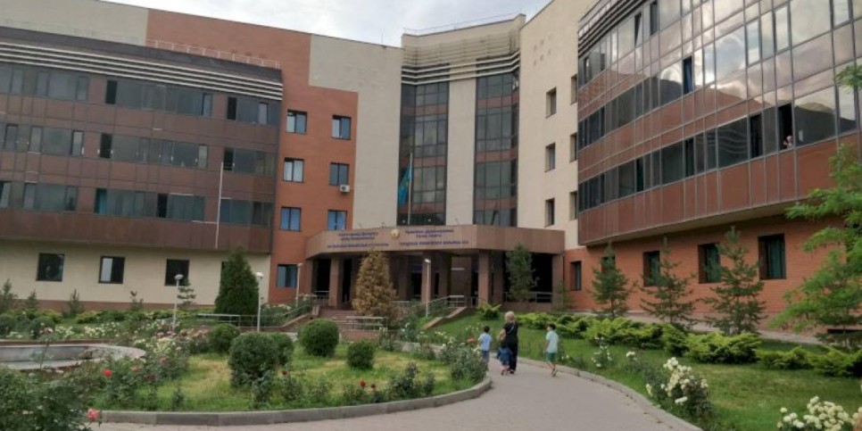 
                    Экстренную операцию пенсионерке с COVID-19  провели травматологи 4-й горбольницы Алматы
                