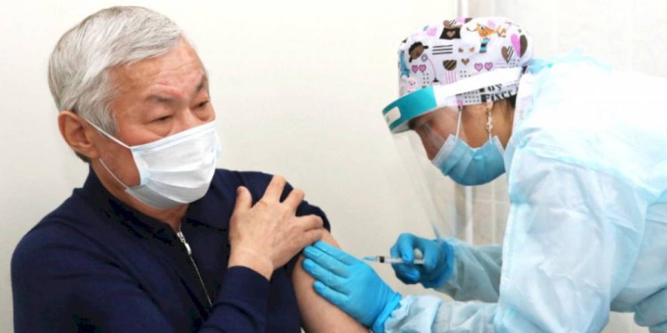 
                    Казахстанцы привились отечественной вакциной от COVID-19
                