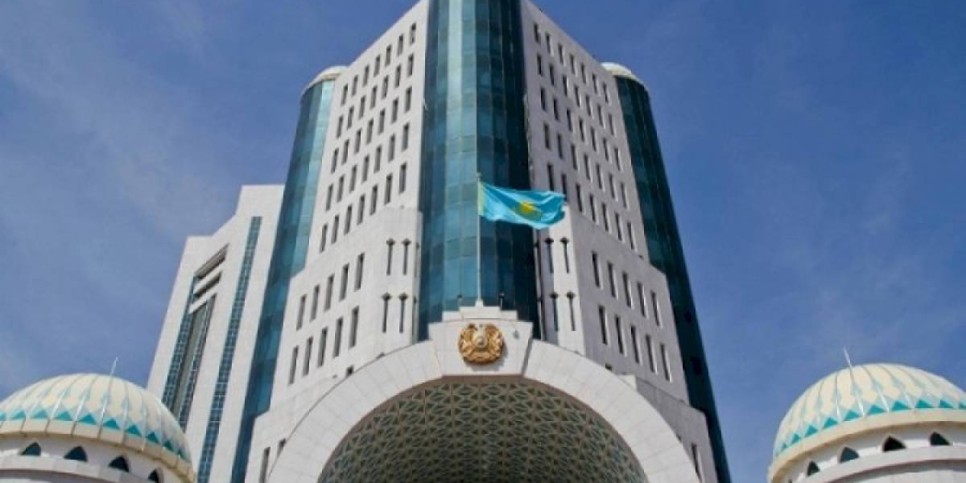 
                    Сенат принял поправки в законодательство по сокращению полномочий Президента РК
                