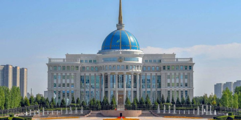 
                    По предложению депутатов до выборов вводится однократный президентский срок
                