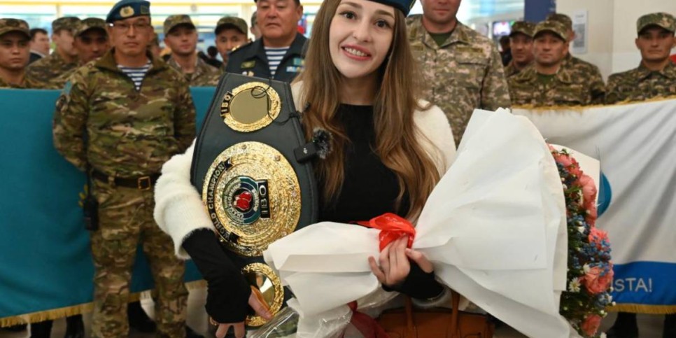 
                    Армейская спортсменка-боксерша Ангелина Лукас вернулась с победой из Бангкока
                