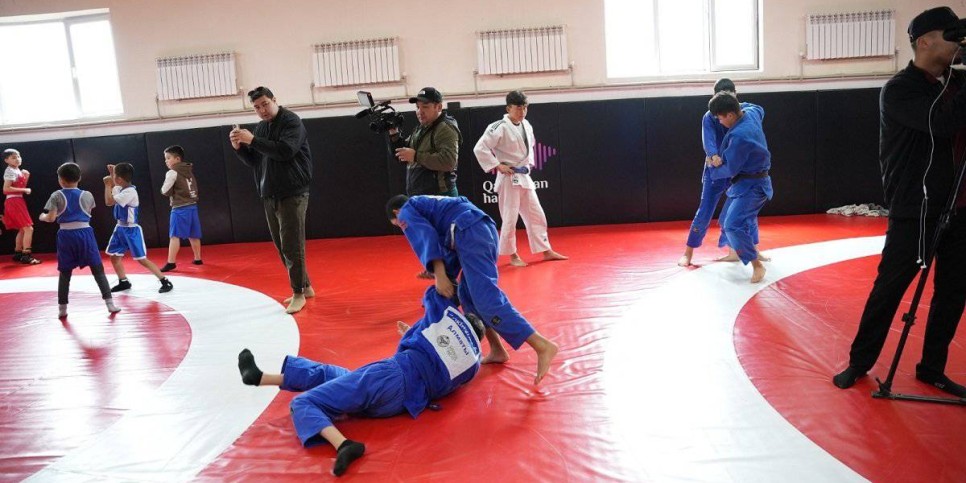 
                    Фонд Batyr Bolamyn порадовал ребят Алматинской области спортивным комплексом
                