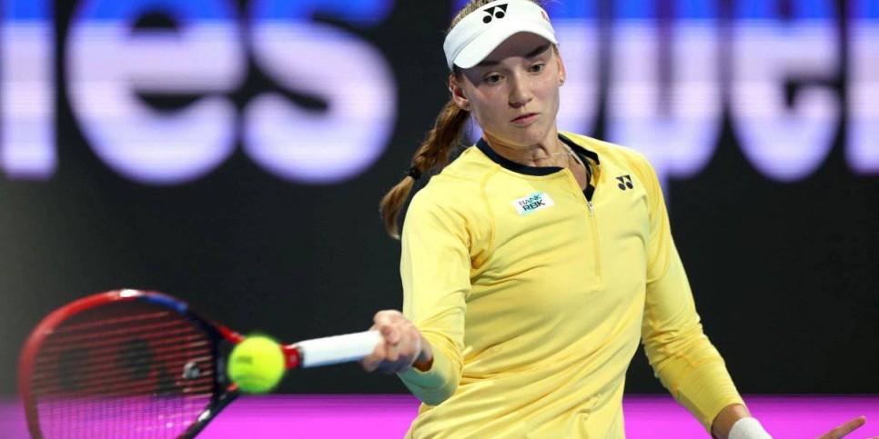
                    Елена Рыбакина стартовала с победы на турнире в Майами
                