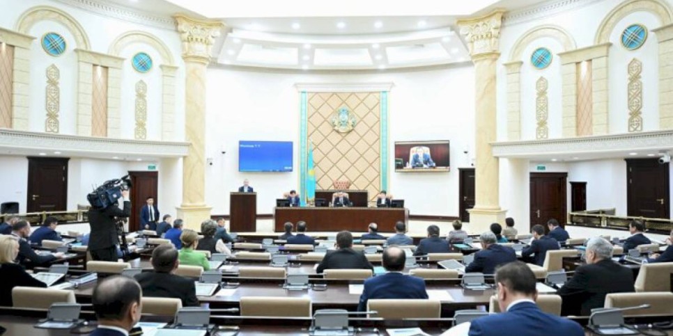 
                    Маулен Ашимбаев: Разработка законопроектов должна проходить открыто
                