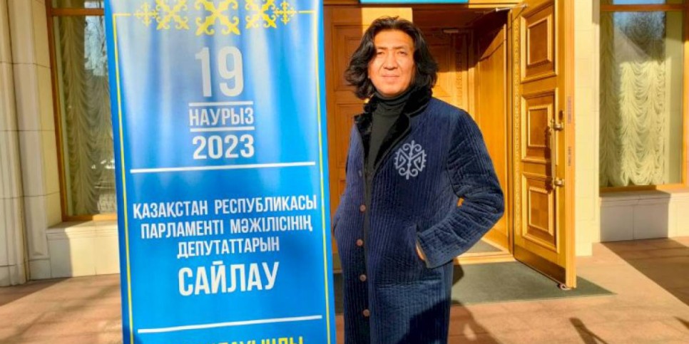 
                    Известный казахстанский певец Ержан Нургалиев проголосовал в Москве
                