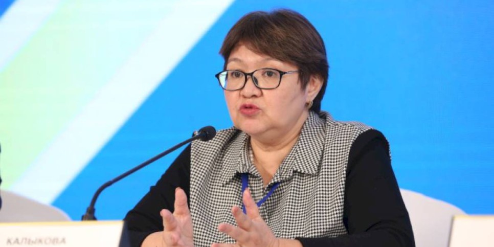
                    Айгуль Калыкова прокомментировала видео с вынесшей бюллетени алматинкой
                