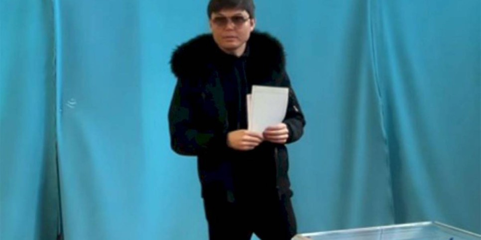 
                    Известный певец Ернар Айдар проголосовал в Алматы
                