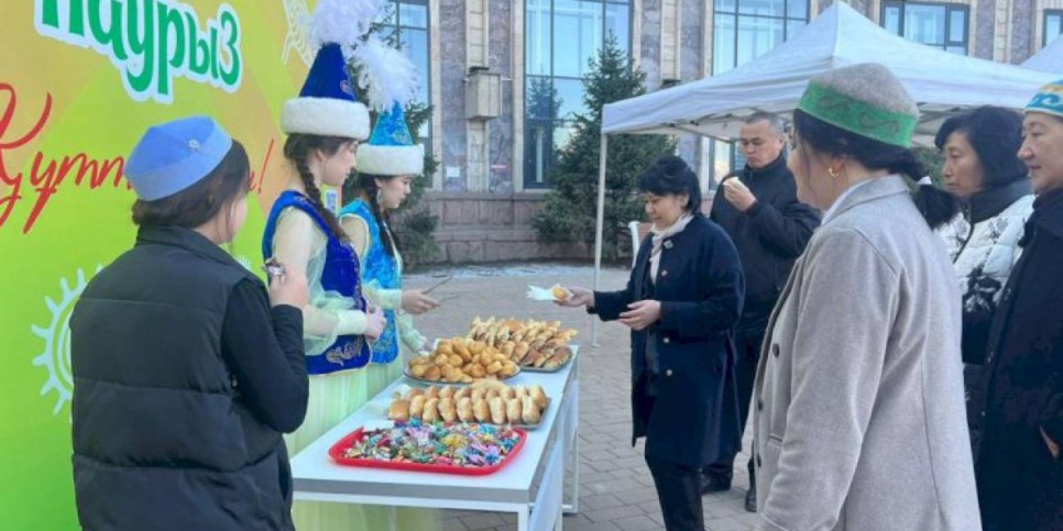 
                    Наурыз коже и баурсаками угощают алматинцев на избирательном участке во Дворце школьников
                