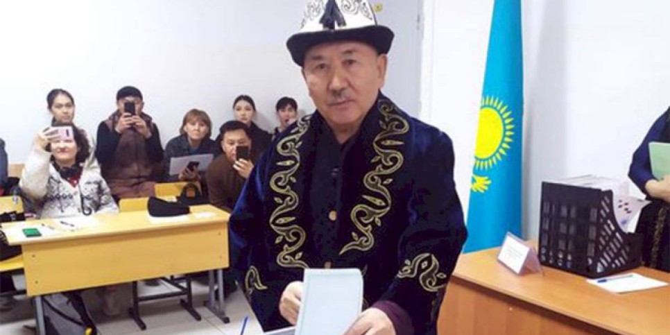 
                    Писатель Даулет Сейсенулы проголосовал на выборах в Алматы
                