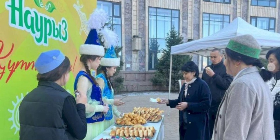 
                    На избирательных участках в Алматы раздают наурыз коже и баурсаки
                