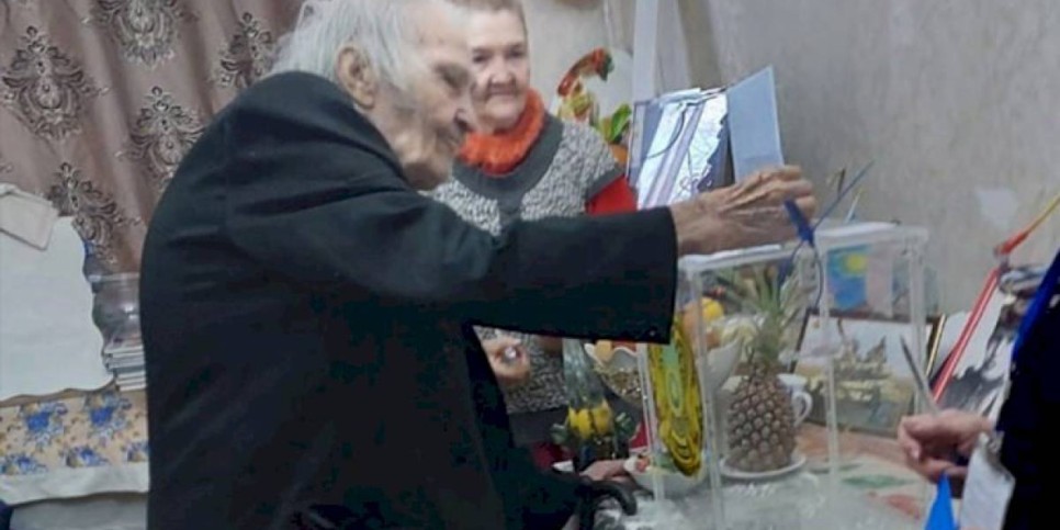 
                    103-летний ветеран Великой Отечественной войны проголосовал в Алматы
                