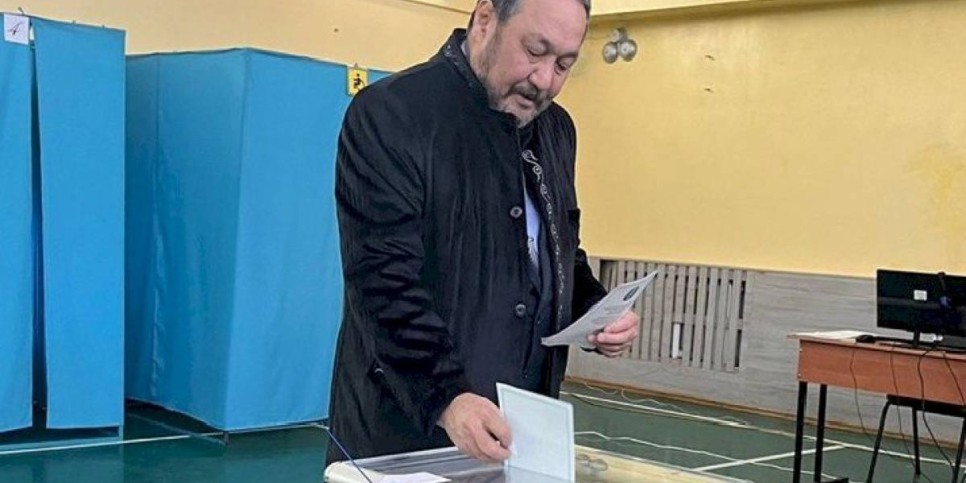 
                    Актер Байгали Есеналиев проголосовал в Алматы
                