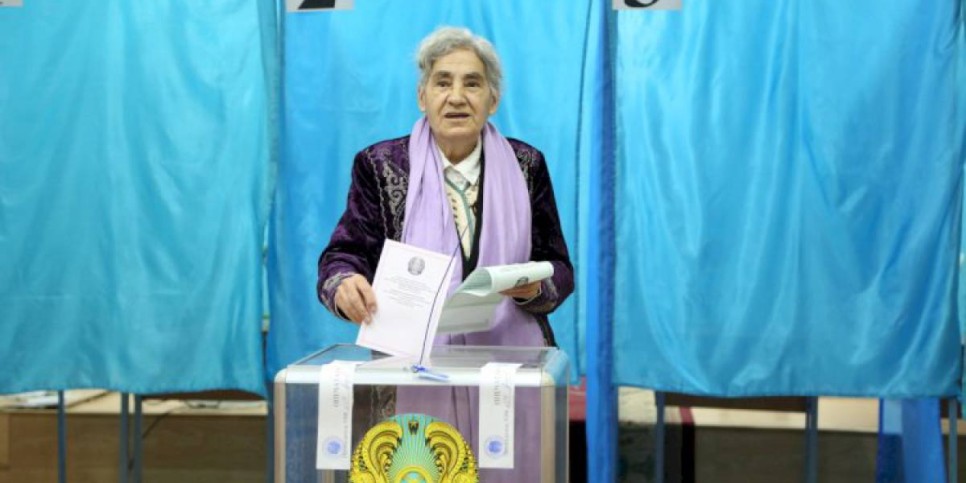 
                    Асылы Осман проголосовала на выборах в Алматы
                