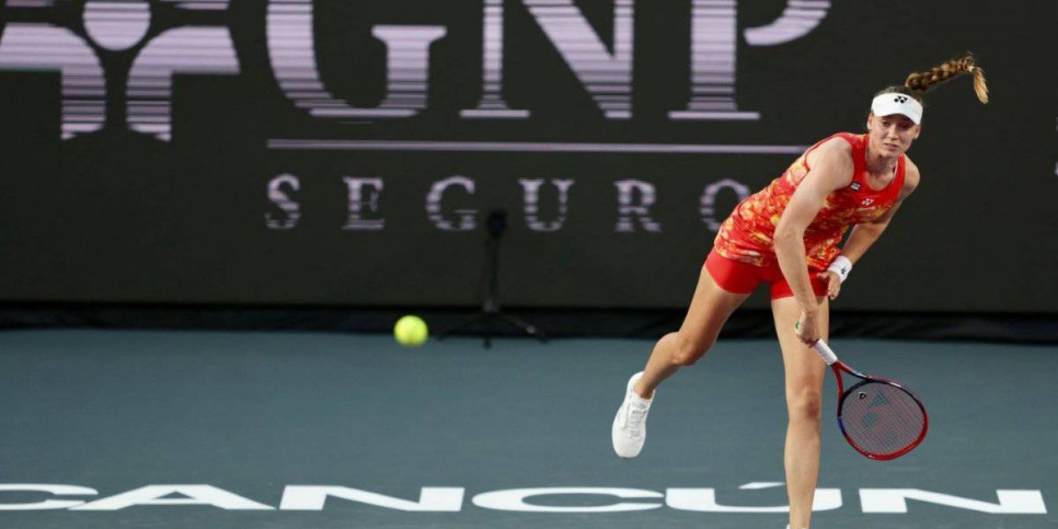 
                    Елена Рыбакина уступила Пегуле на старте Итогового турнира WTA
                