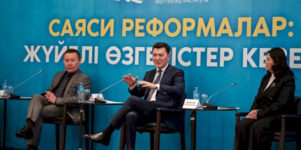 
                    Эксперты обсудили реализацию политических реформ Президента
                