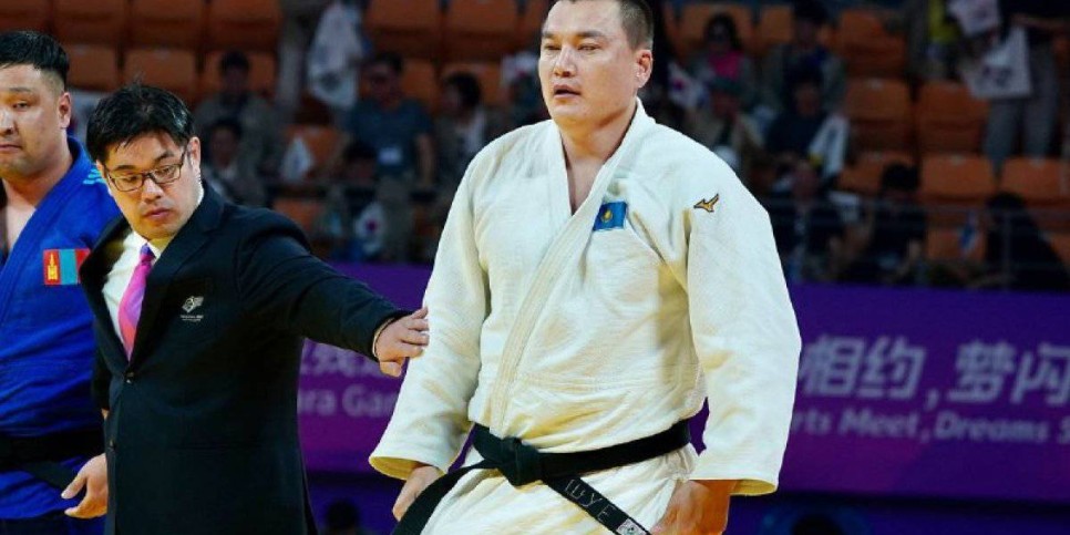 
                    Казахстанец завоевал серебро на Азиатских параиграх
                